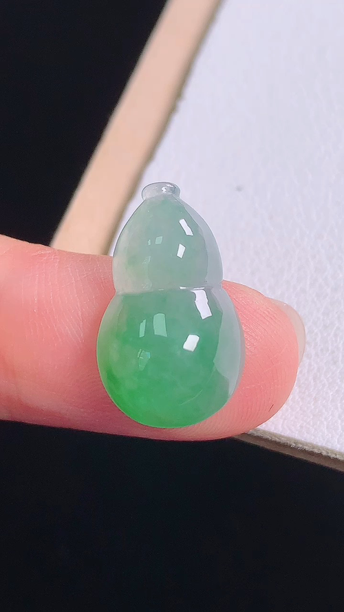 冰飘绿葫芦，一刀切，无裂，尺寸:17.6-10.6-5.4mm