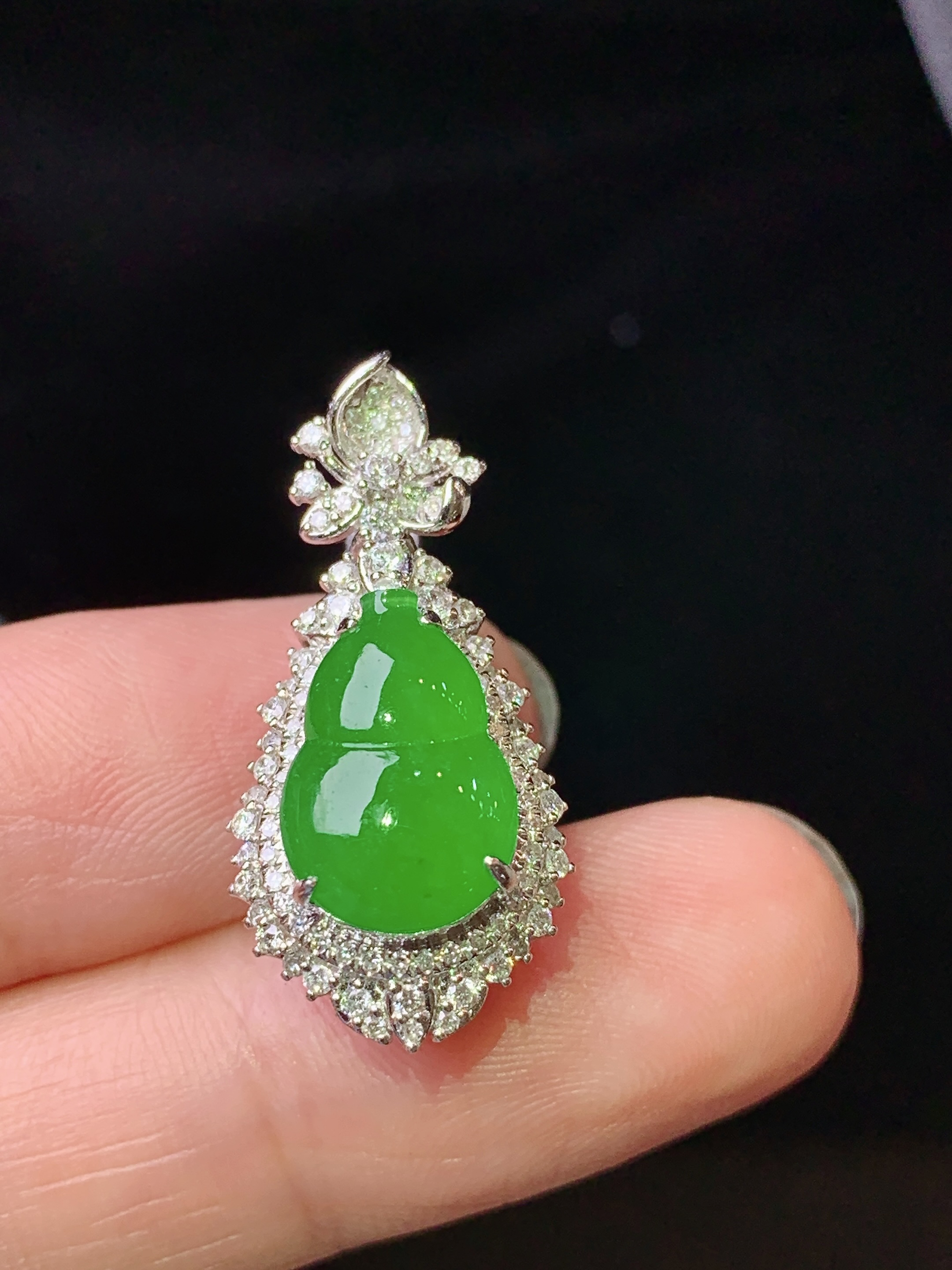 18k金钻镶嵌满绿葫芦吊坠 玉质细腻 色泽艳丽清新 水润亮眼 整体尺寸27*13*11.8 f1