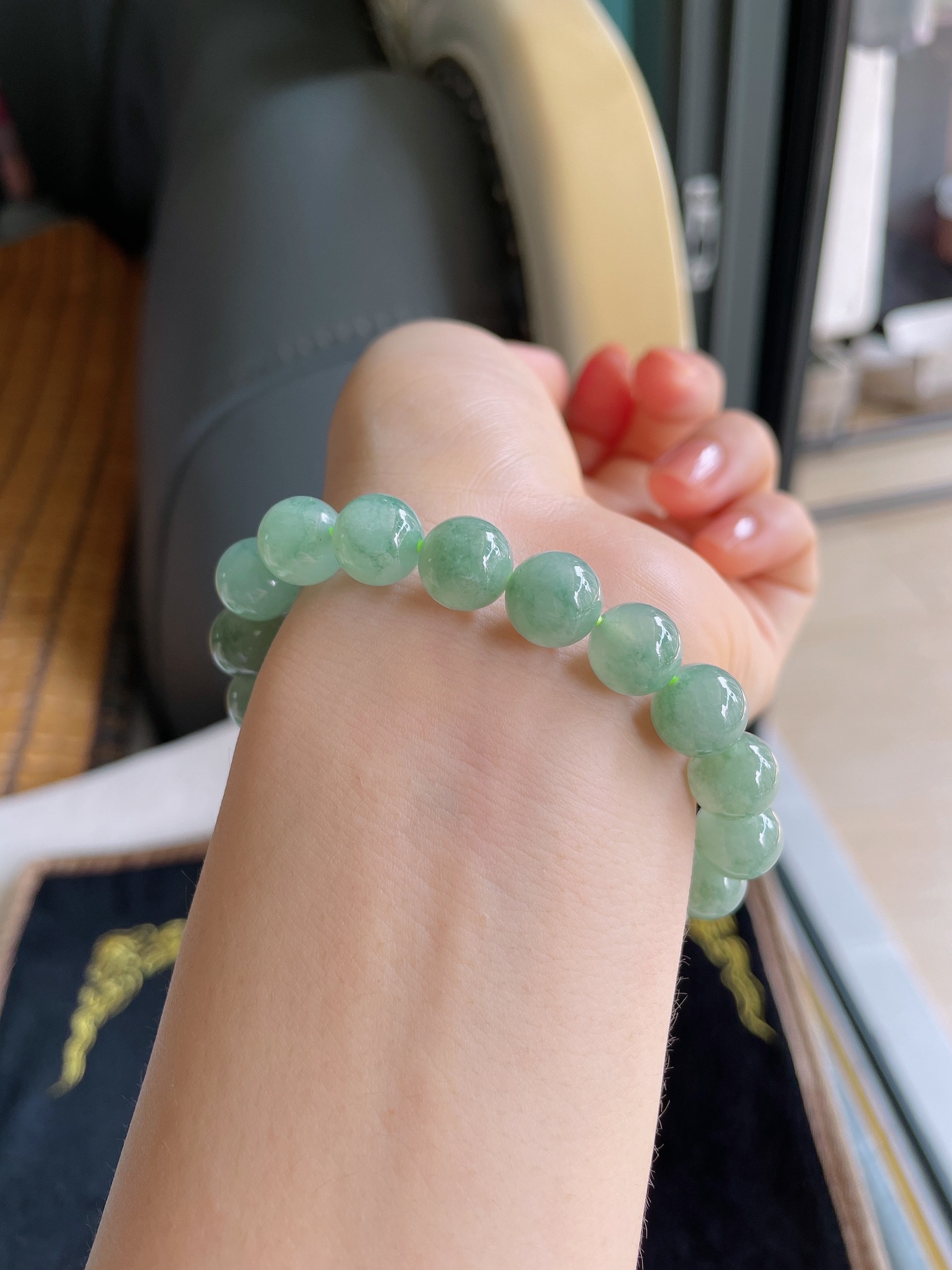 天然翡翠A货，冰满色飘花手串，尺寸：10mm。-1836