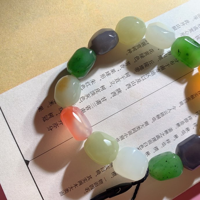 新疆和田玉且末糖随形多宝手串！单颗尺寸12/9！玉质细腻油润。手推出油。佩戴高端典雅。
