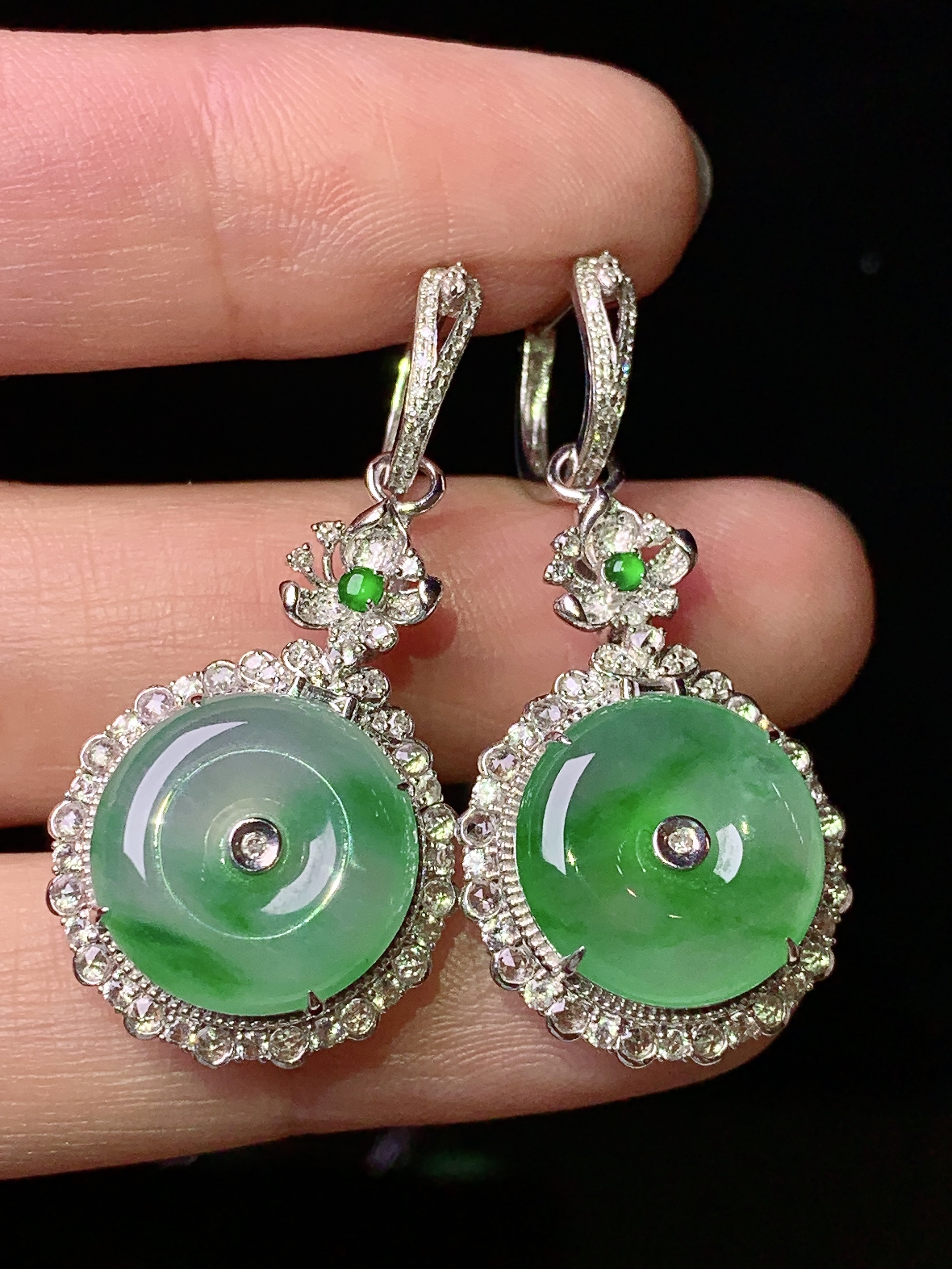 18k金钻镶嵌飘绿平安扣耳坠 玉质细腻 色泽艳丽清新 水润亮眼 整体尺寸37*17.8*8.2 c5