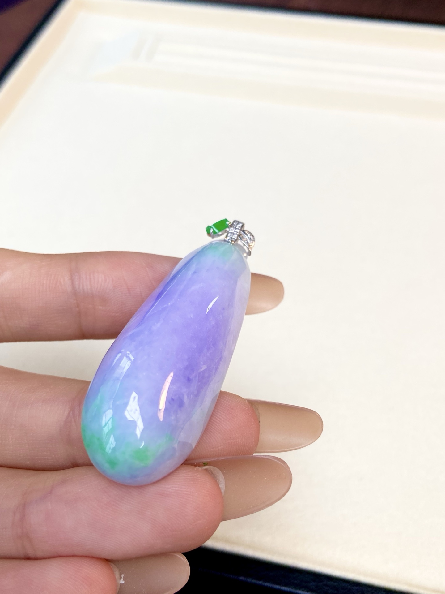 冰种春彩福瓜吊坠，一瓜藏春彩，福禄自天成，瓜型饱满丰腴，呱呱来财，上身美出新高度：52.8，裸石：47.4-18.1-12.6mm，无裂