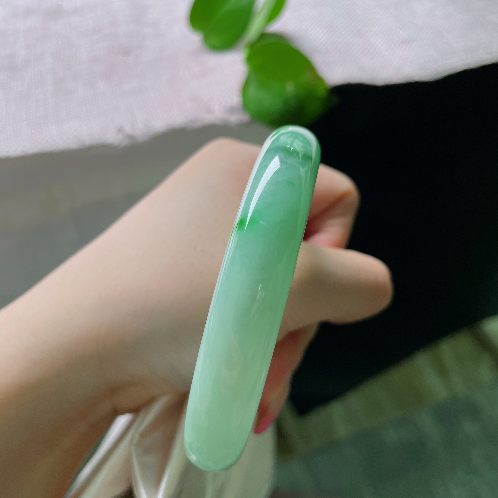 58.6/11.9/8.8，飘绿正圈，质地柔润细腻，浅青底缀鲜活翠点，清润灵动尽显清雅气韵。棉线，ss54890a