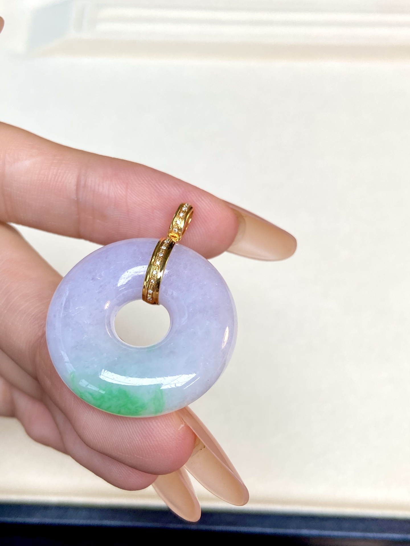 冰种春彩平安环吊坠，一环藏双彩，浪漫与活力在方寸之间融合，佩戴上身美出新高度：35.8，裸石：28.