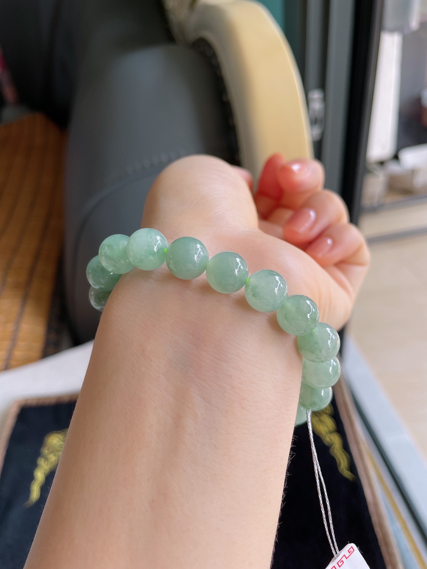 天然翡翠A货，冰满色飘花手串，尺寸：10mm。-1836