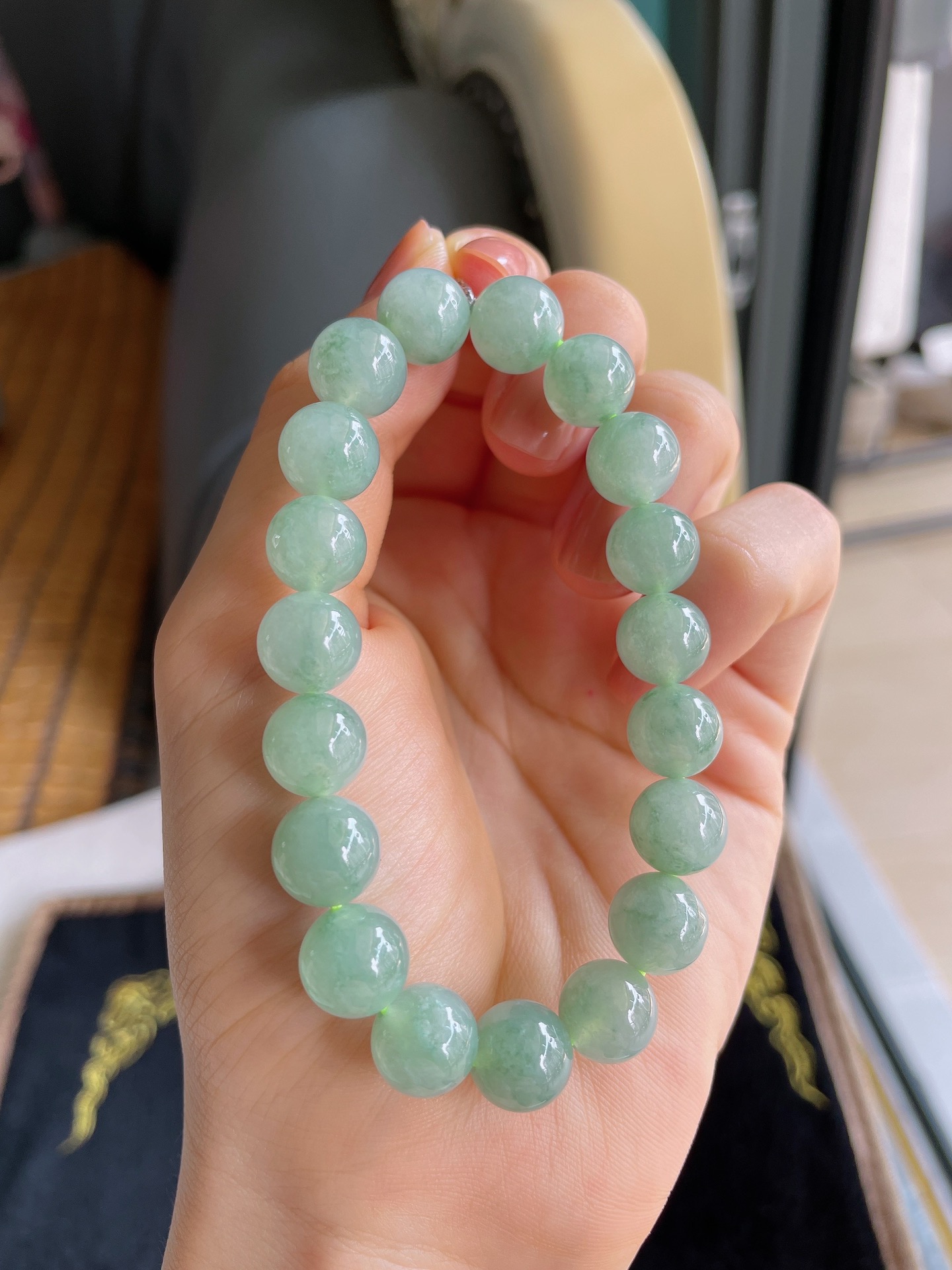 天然翡翠A货，冰满色飘花手串，尺寸：10mm。-1836