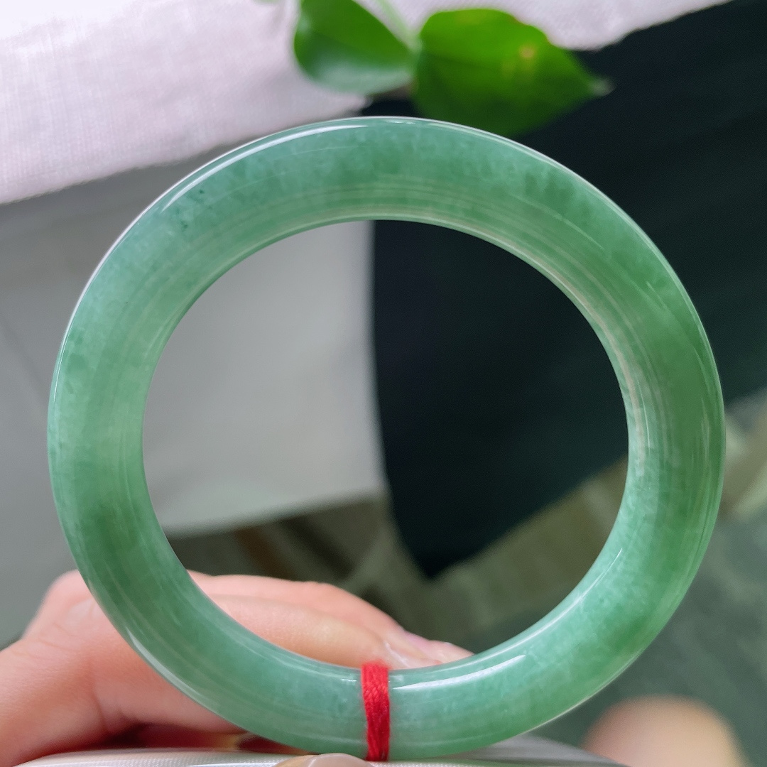 53.2/9.8，豆绿底圆条，水头好，腕间珍藏着一抹岁月的温柔，一点皮纹，56591a