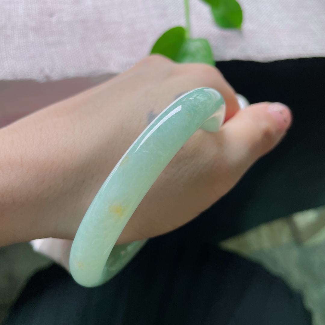 55.8/9.8果绿圆条，水润细腻，青春年华，贵气，洒金，无裂，ss56625a