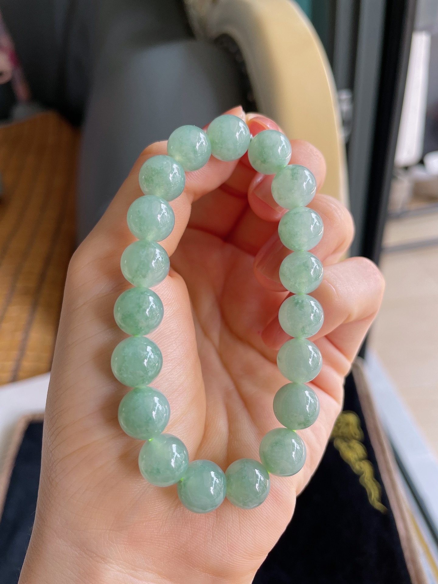 天然翡翠A货，冰满色飘花手串，尺寸：10mm。-1836