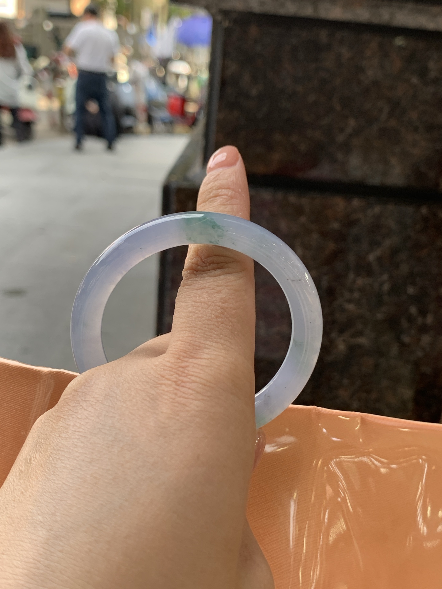 莫奈圆条 50.2-8-7.8 0725-370-306 无裂，有矿点，底妆冰润细腻，浓郁满色紫霞仙子，仿佛莫奈笔下的鸢尾花丛一同盛放，一脚踏入春天的感觉，见光不失色。