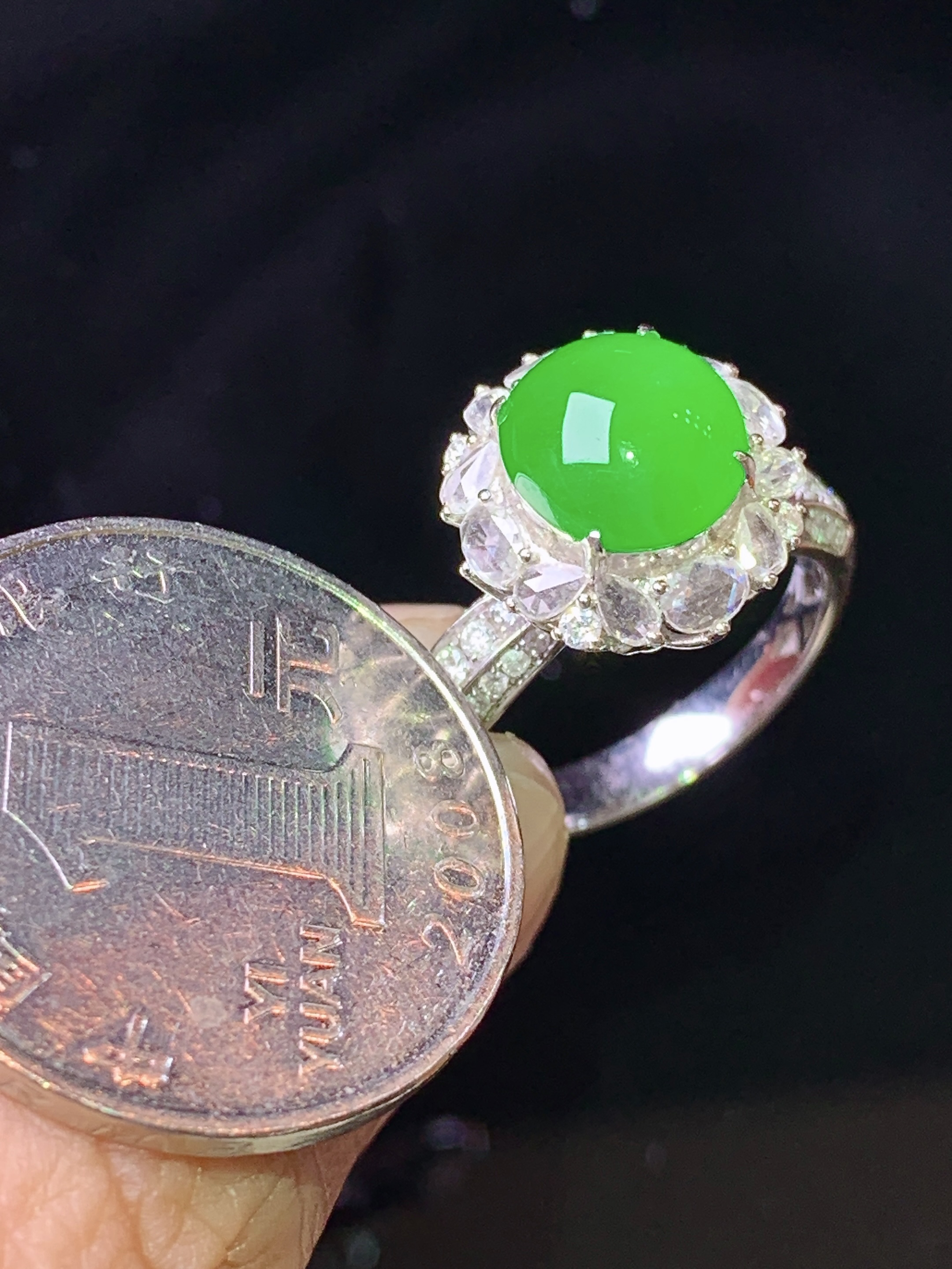 18k金钻镶嵌冰阳绿蛋面戒指 玉质细腻 色泽艳丽清新 水润亮眼 圈口13.5 整体尺寸14*13.5*11 a1