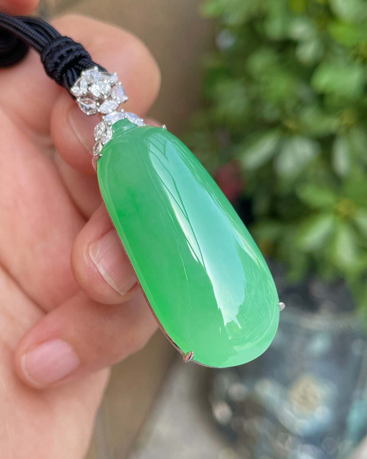【冰种满绿福瓜吊坠】种水上乘，晶莹剔透，纯净通透，莹光感很强。收藏品质，18k金钻镶嵌，裸石尺寸41