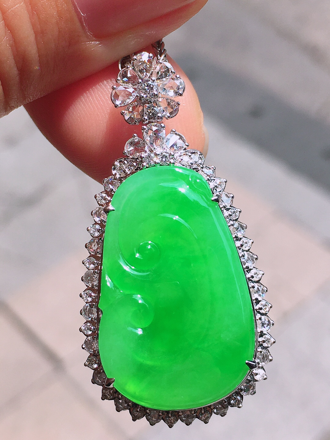 阳绿如意吊坠，色泽均匀艳丽，玉质细腻，荧光感超
强，饱满圆润，简单大方，尽显优雅气质，18k
金豪华