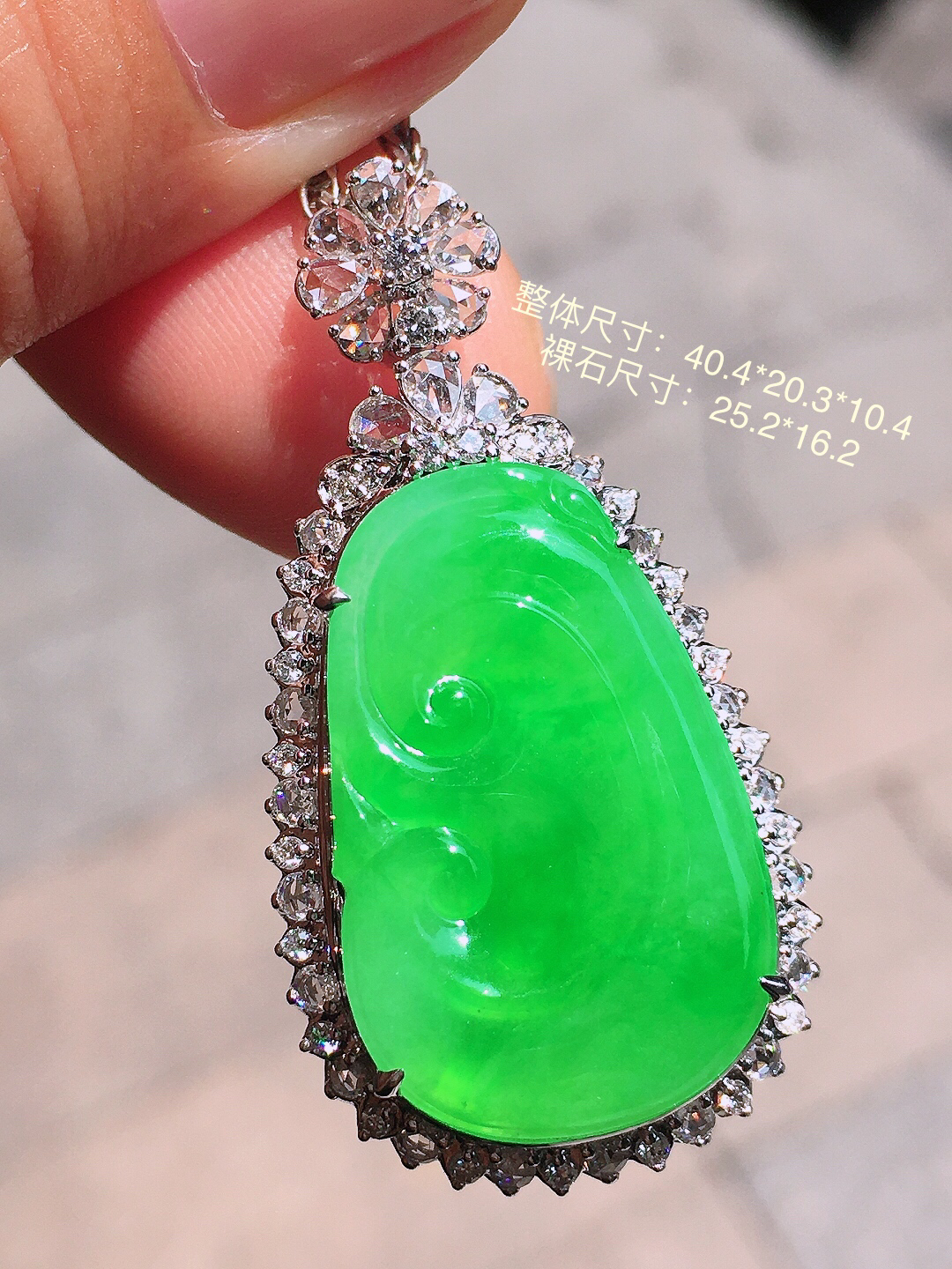 阳绿如意吊坠，色泽均匀艳丽，玉质细腻，荧光感超
强，饱满圆润，简单大方，尽显优雅气质，18k
金豪华镶嵌