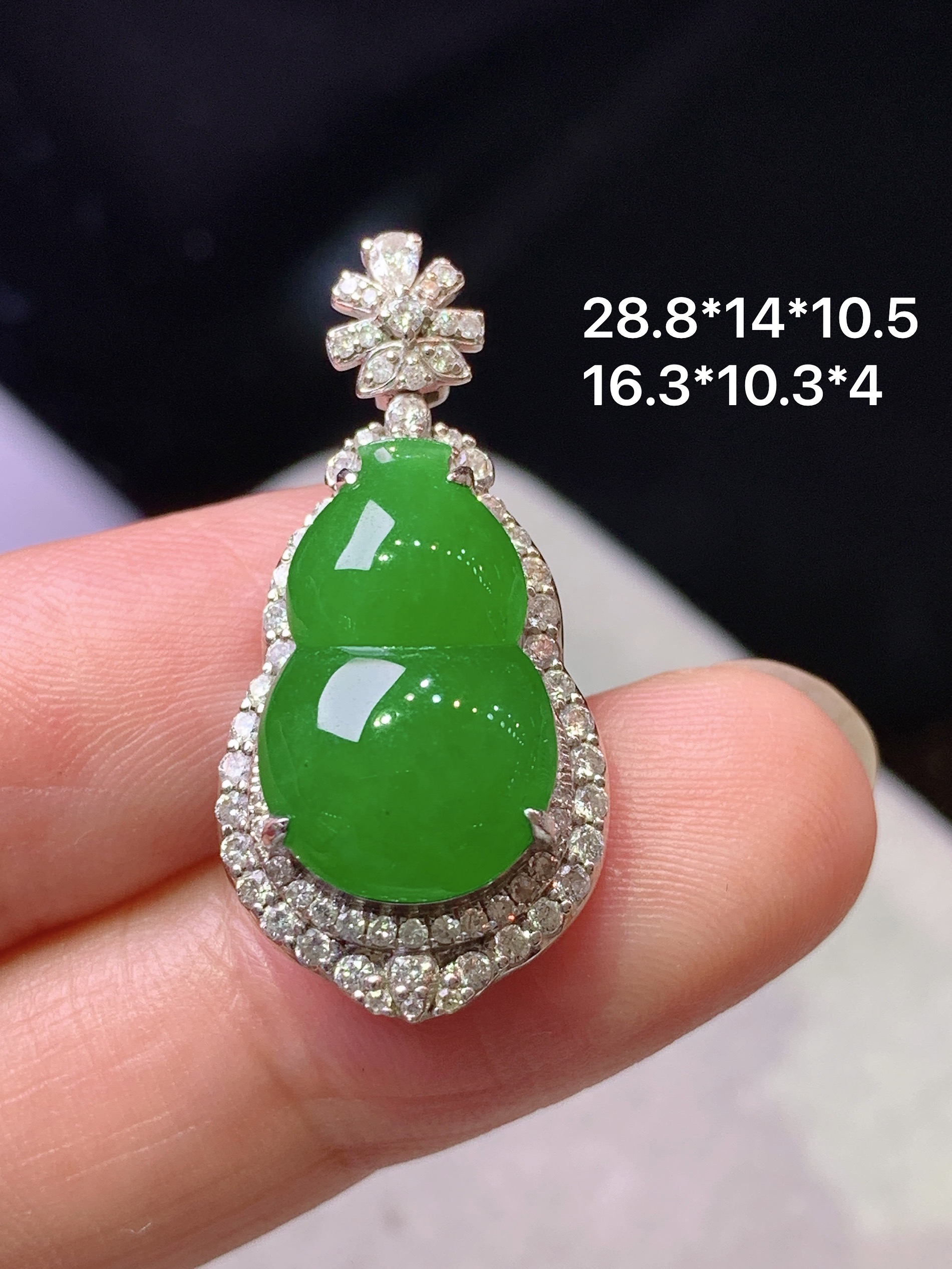 18k金钻镶嵌满绿葫芦吊坠 玉质细腻 色泽艳丽清新 水润亮眼 整体尺寸28.8*14*10.5 k4