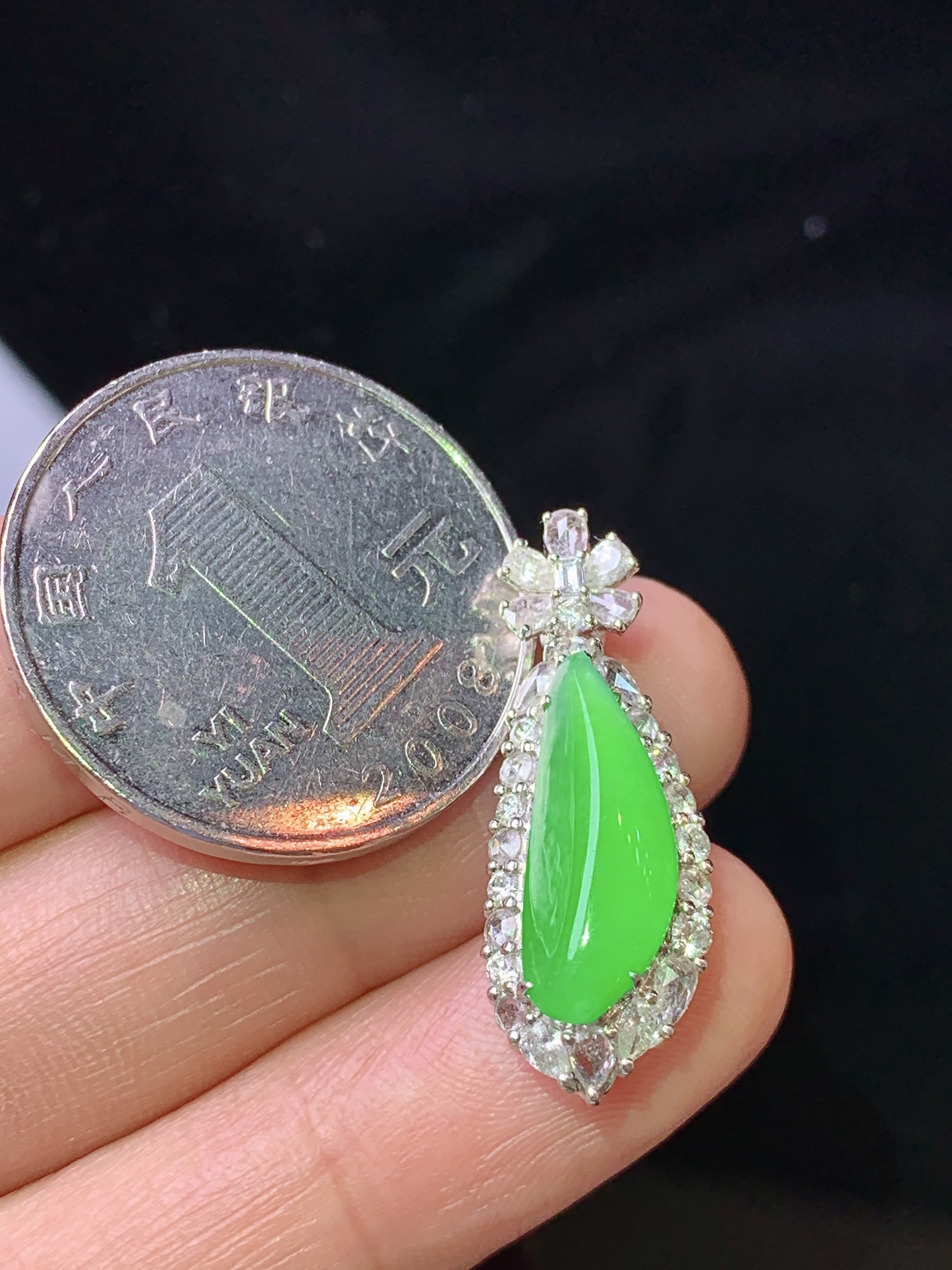 18k金钻镶嵌冰阳绿随形吊坠 玉质细腻 色泽艳丽清新 水润亮眼 整体尺寸27.6*10.2*8.5 a1