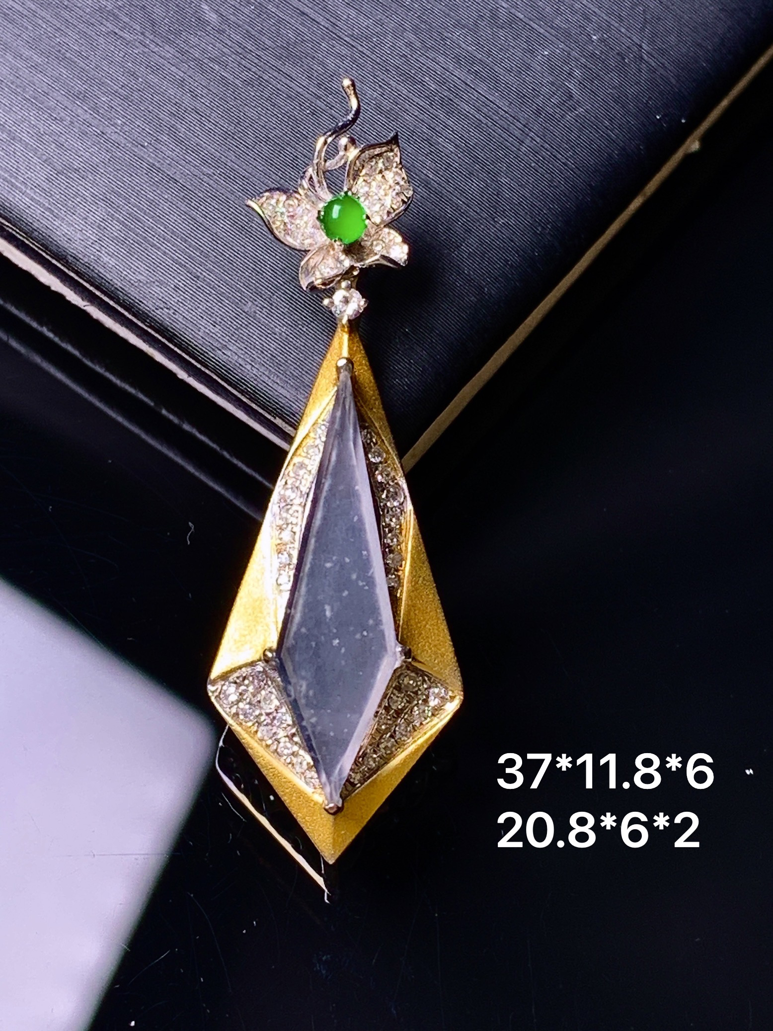 18k金镶嵌冰种雪花棉菱形吊坠 玉质细腻 色泽艳丽清新 水润亮眼 整体尺寸37*11.8*6 c5