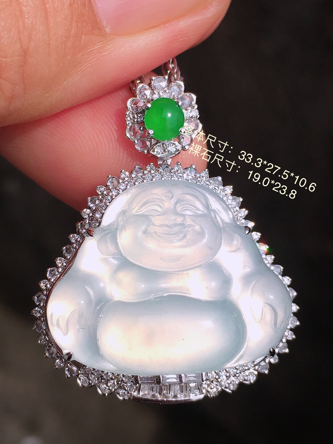 冰种佛公吊坠，玉质细腻，荧光感超
强，饱满圆润，简单大方，尽显优雅气质，18k
金豪华镶嵌