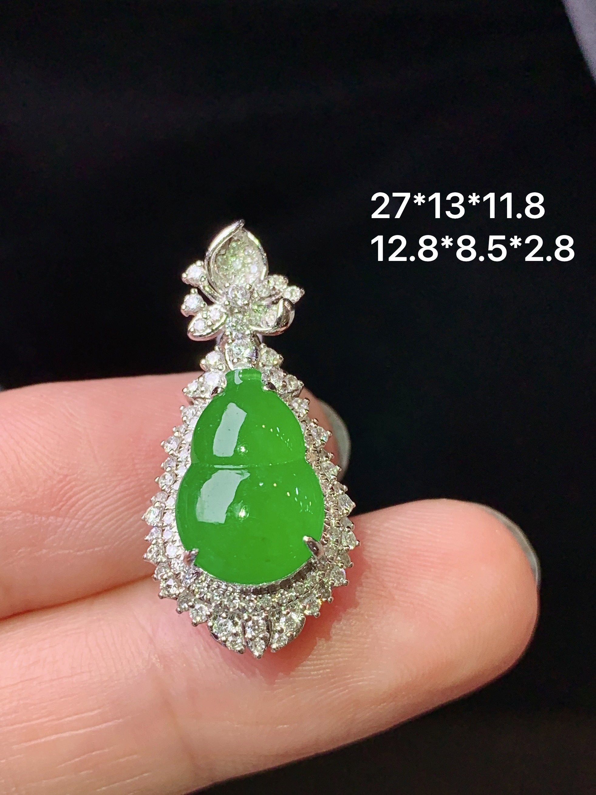 18k金钻镶嵌满绿葫芦吊坠 玉质细腻 色泽艳丽清新 水润亮眼 整体尺寸27*13*11.8 f1