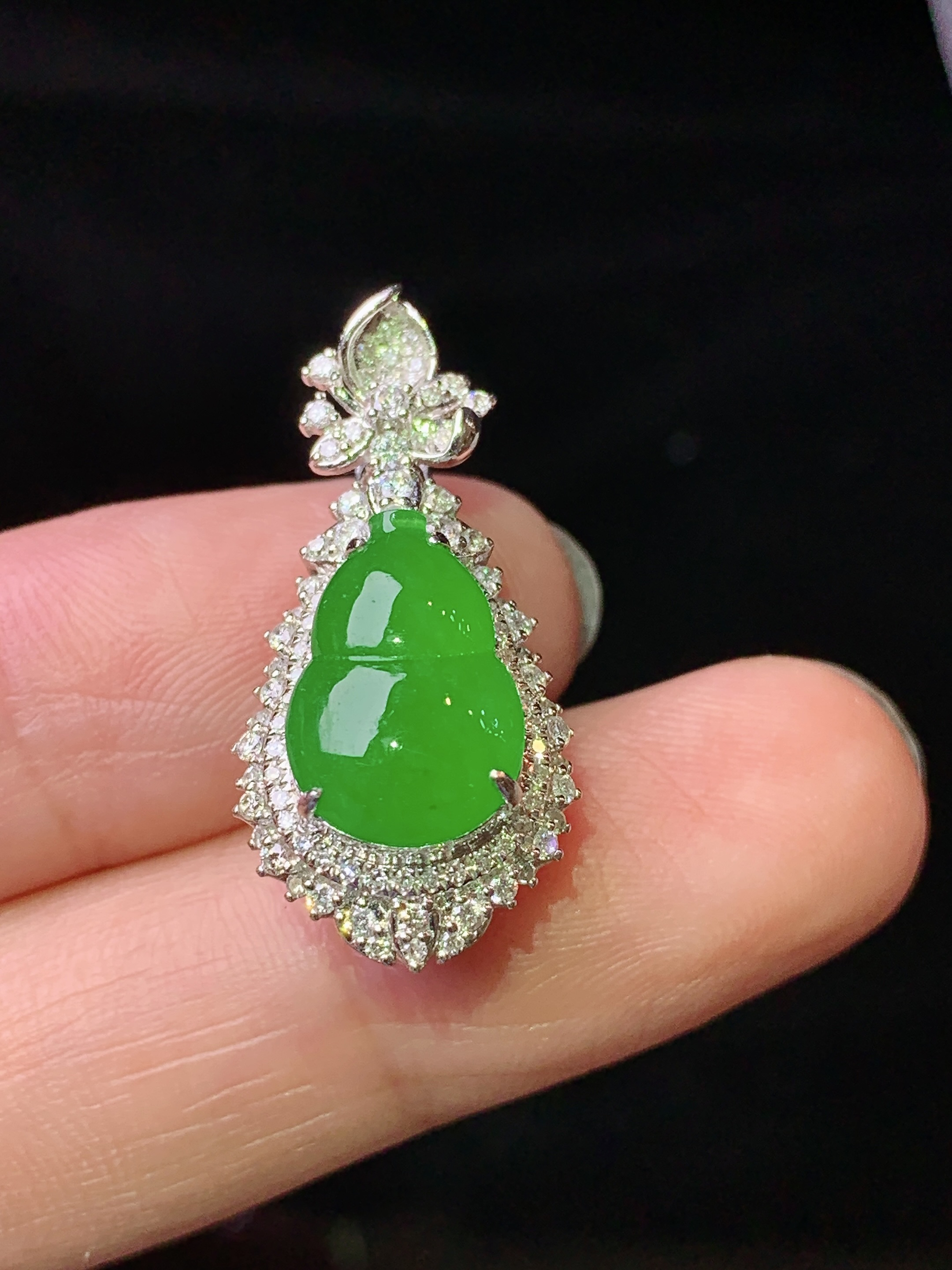 18k金钻镶嵌满绿葫芦吊坠 玉质细腻 色泽艳丽清新 水润亮眼 整体尺寸27*13*11.8 f1