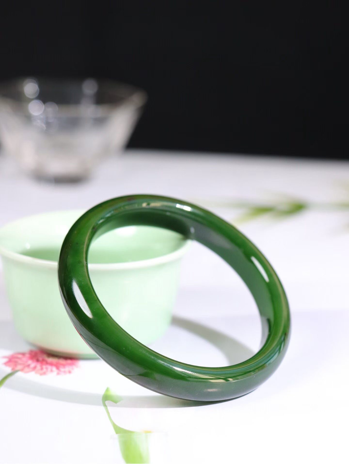 【碧色荡漾】

收藏级和田玉碧玉菠菜绿手镯，俄料七号矿 红皮老料，玉质温润细腻 油性十足，色泽匀称，️款式精美时尚，佩戴美观惹眼，美自天成，婉约之美，举手投足间透出那份低调奢华。

重47.9克 圈口58mm尺寸58-12.1-8.2mm O18823207130