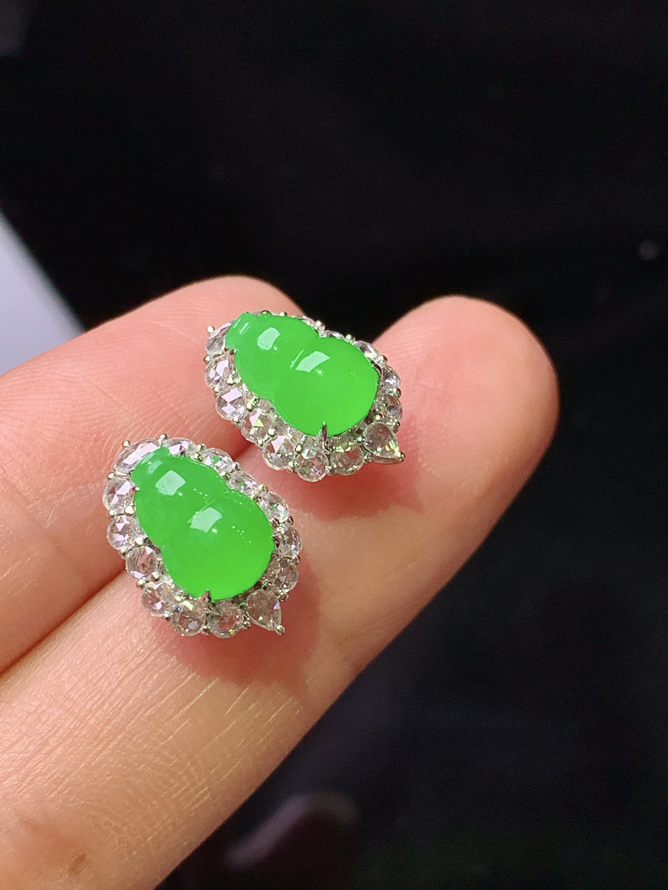 18k金钻镶嵌冰阳绿葫芦耳钉 玉质细腻 色泽艳丽清新 水润亮眼 整体尺寸13.6*9.8*7.6 h1