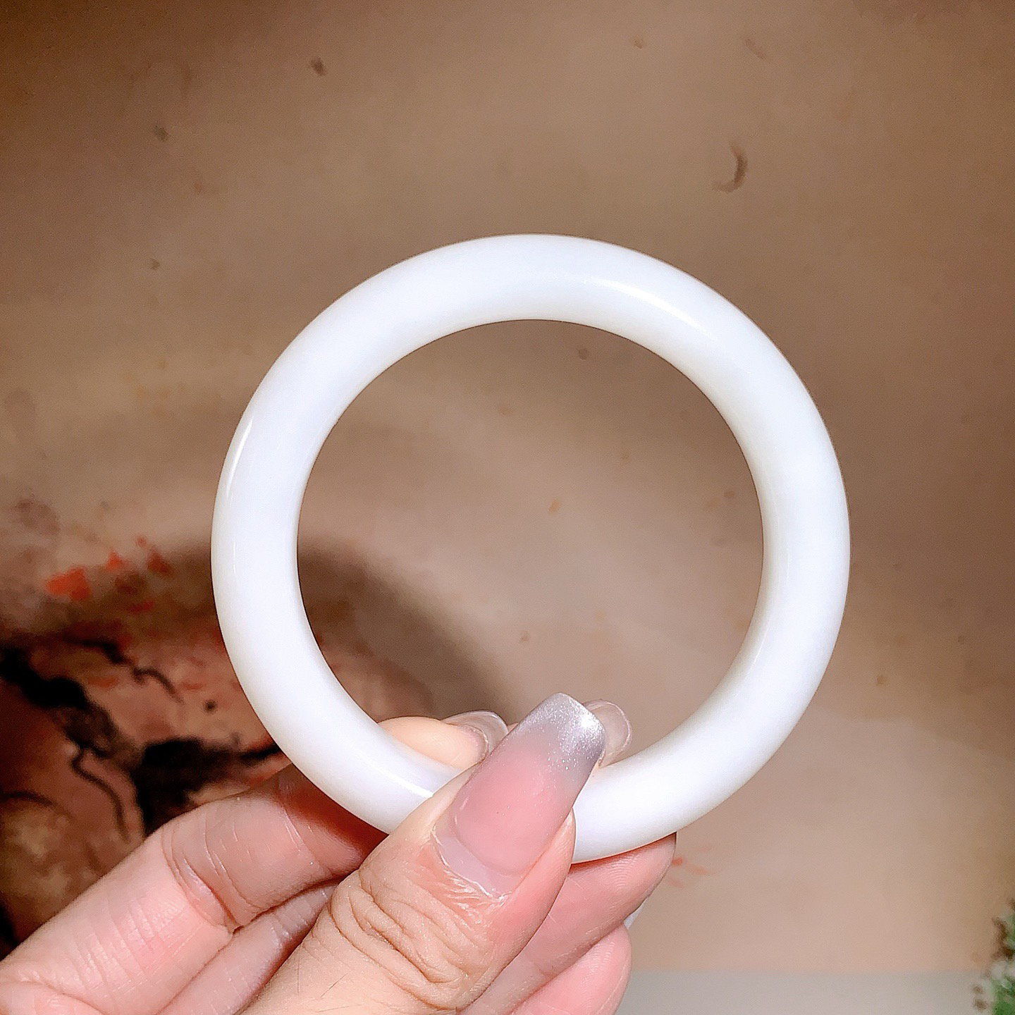和田玉58圈口羊脂白手镯！玉质细腻油润 底色纯净 无裂无杂 脂粉好，品质高。