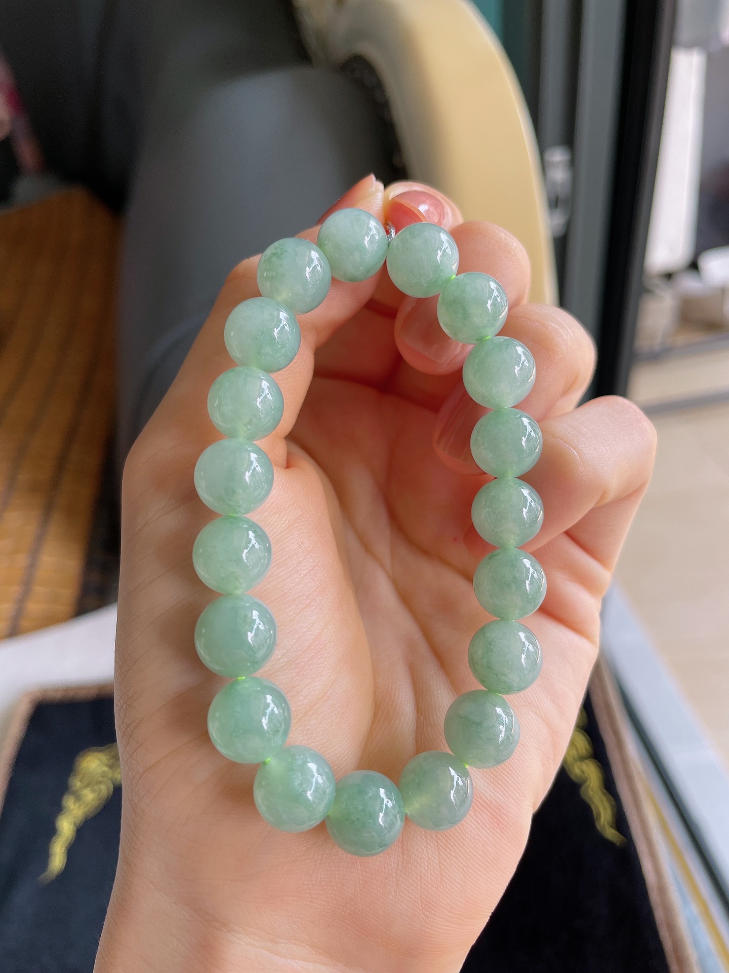 天然翡翠A货，冰满色飘花手串，尺寸：10mm。-1836