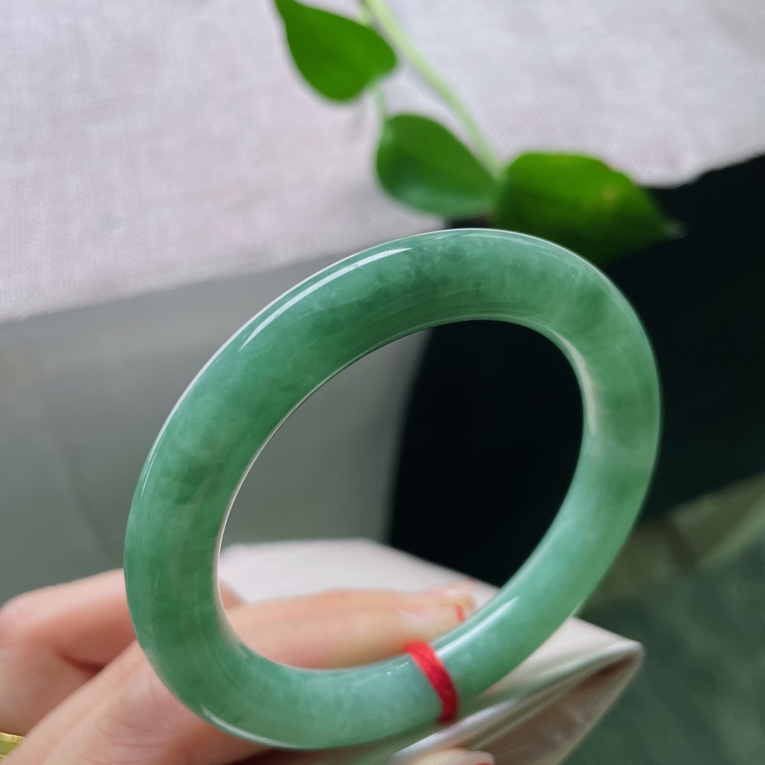 53.2/9.8，豆绿底圆条，水头好，腕间珍藏着一抹岁月的温柔，一点皮纹，56591a
