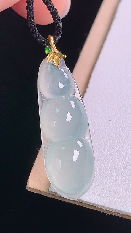 ️18K冰种四季豆吊坠，无裂，尺寸:36.8-31.9-11.2-5.6mm 20