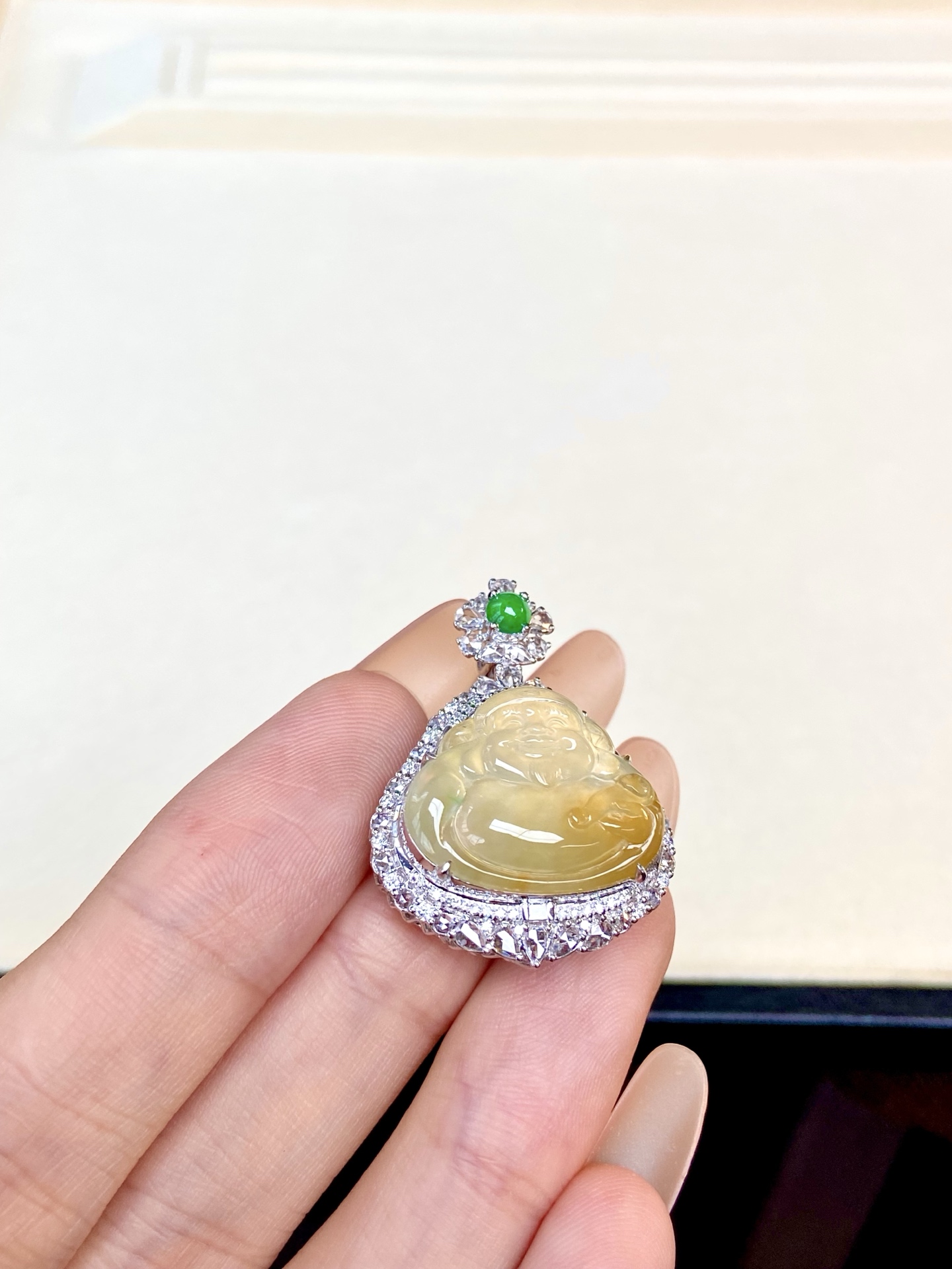 冰种黄翡财神吊坠，丰盈起胶，眉眼含笑藏福韵，满溢财运福气，垂坠颈间衬肤显贵气：33-23.6-11.7，裸石：16.5-20-3.4mm，无裂