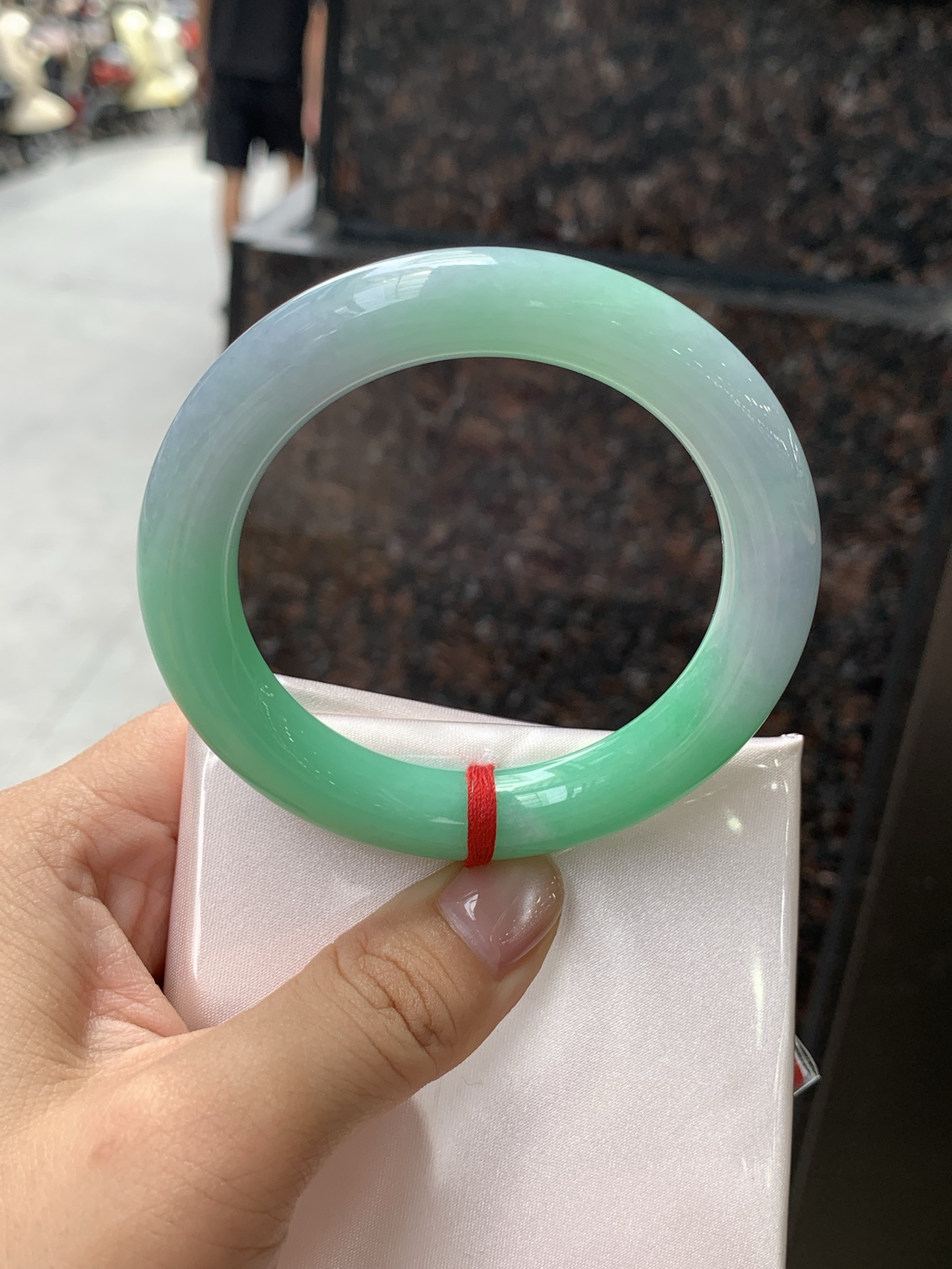 春彩圆条 53.3-10.5-10.3 0725-N1252 打灯纹裂，底妆水润，淡淡紫底凝霜，翠落镯间，底色晕染柔润淡紫，雾面紫韵含蓄温婉，果阳绿底色顺势晕开，鲜活明艳，紫绿撞色浑然天成。