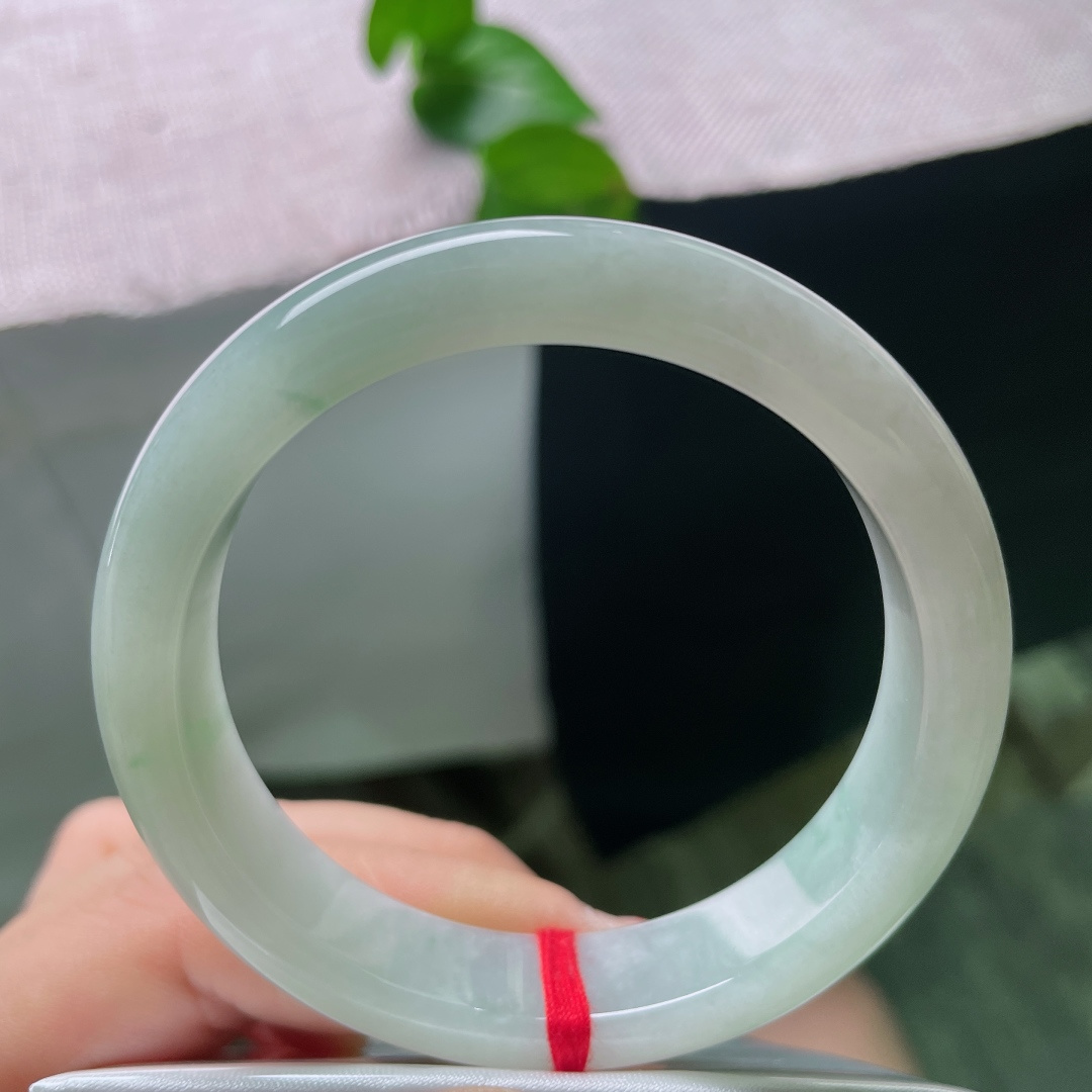 飘花正圈，无裂，底润凝霜，翠色如烟晕染镯身，腕间轻携一轴烟雨青山。ss56655a