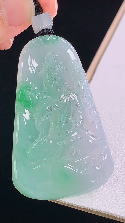冰飘绿大势至菩萨，无裂，尺寸:64.3-40.8-5.6mm