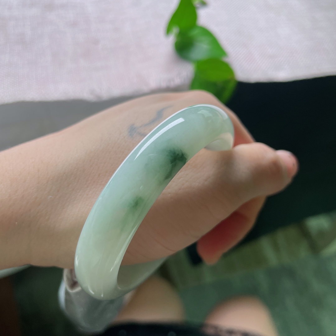 飘花正圈，无裂，底润凝霜，翠色如烟晕染镯身，腕间轻携一轴烟雨青山。ss56655a