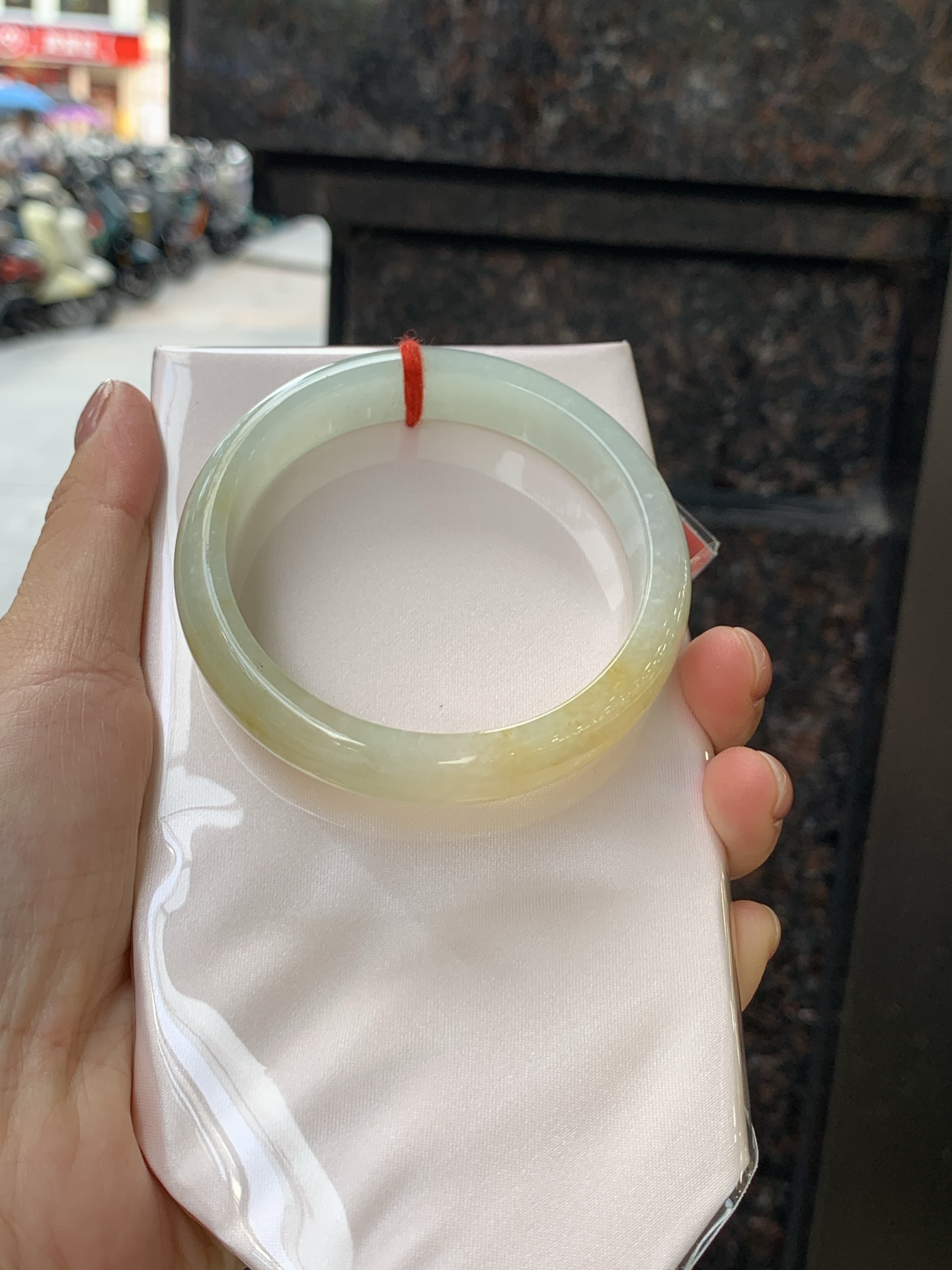 飘黄翡正圈 57.7-12.3-7.1 0725-370-297 无裂，底妆细润，一节黄翡浓郁灵动，宛若一天黄金彩带摇曳生姿。