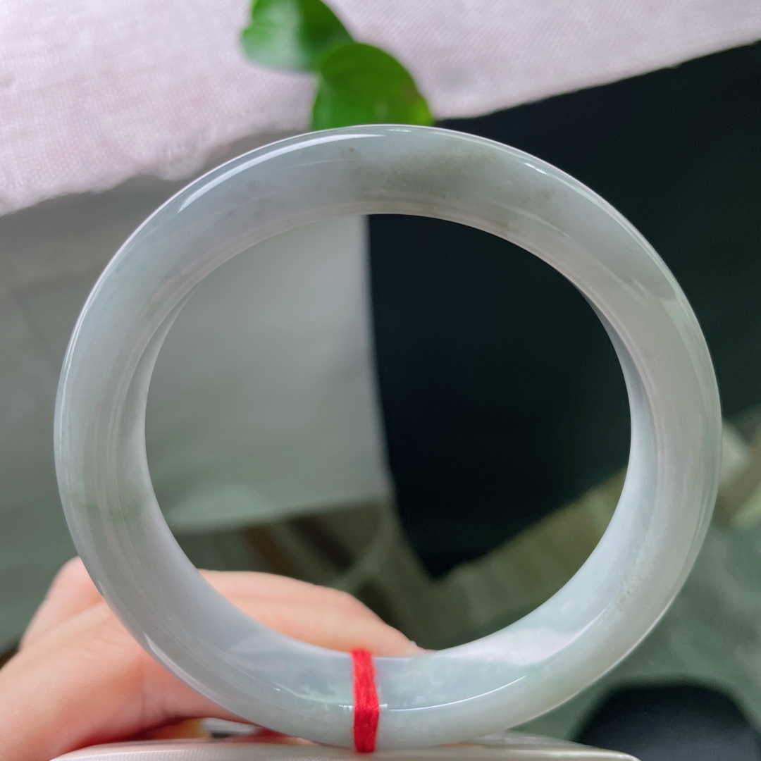 60.6/12.4/8.7，淡绿底正圈，无裂，柔和灰晴底玉镯，玉质温润细腻，素雅低调显沉静气质。ss52165a。