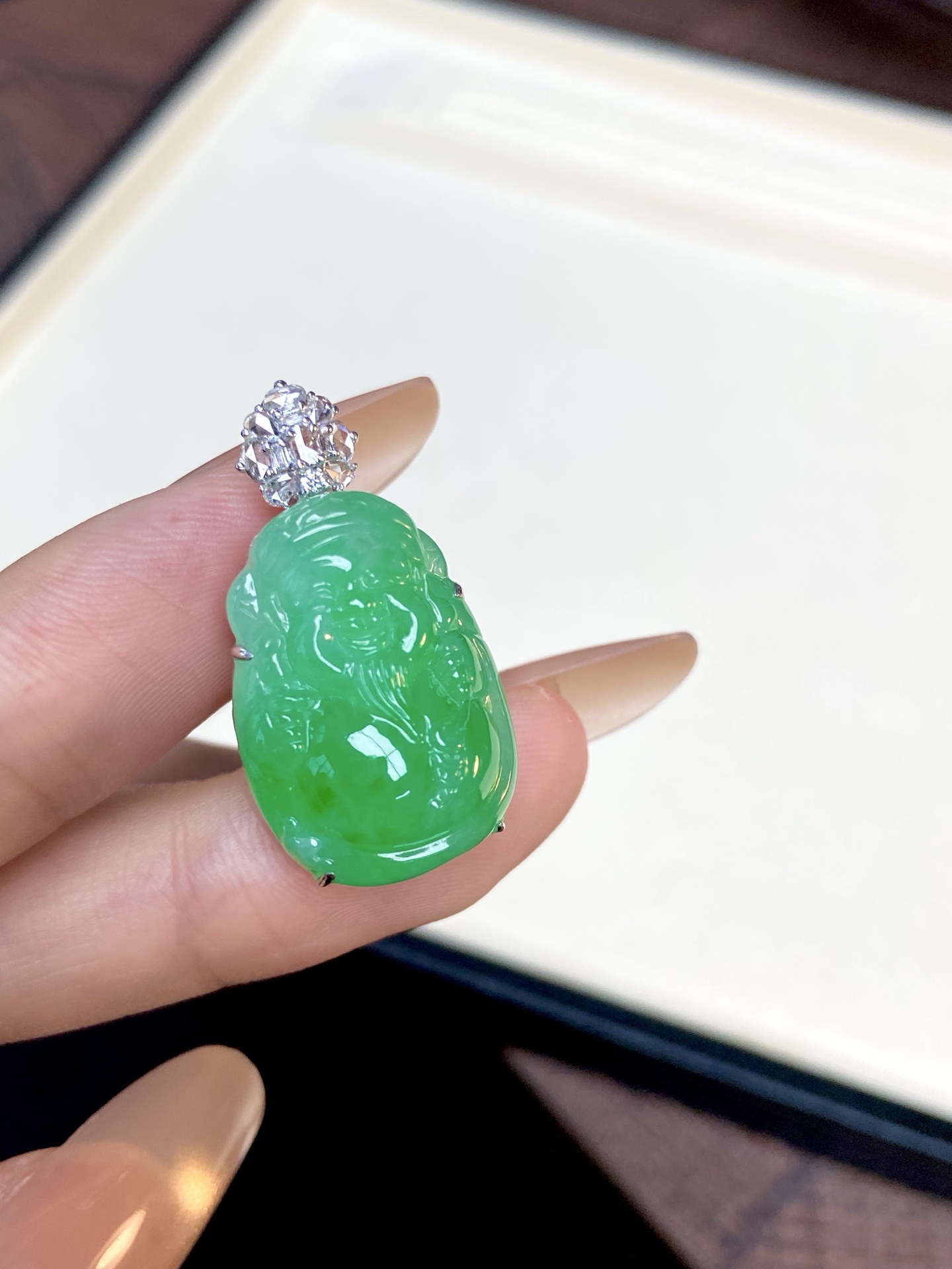 冰种阳绿财神吊坠，绿得鲜活又透亮，自带“招财进宝”的氛围感，越戴越有韵味：30.2-16.2-12.3，裸石：23.3-16.2-8mm，无裂