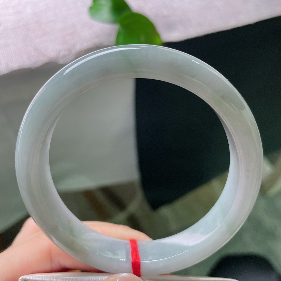 60.6/12.4/8.7，淡绿底正圈，无裂，柔和灰晴底玉镯，玉质温润细腻，素雅低调显沉静气质。ss