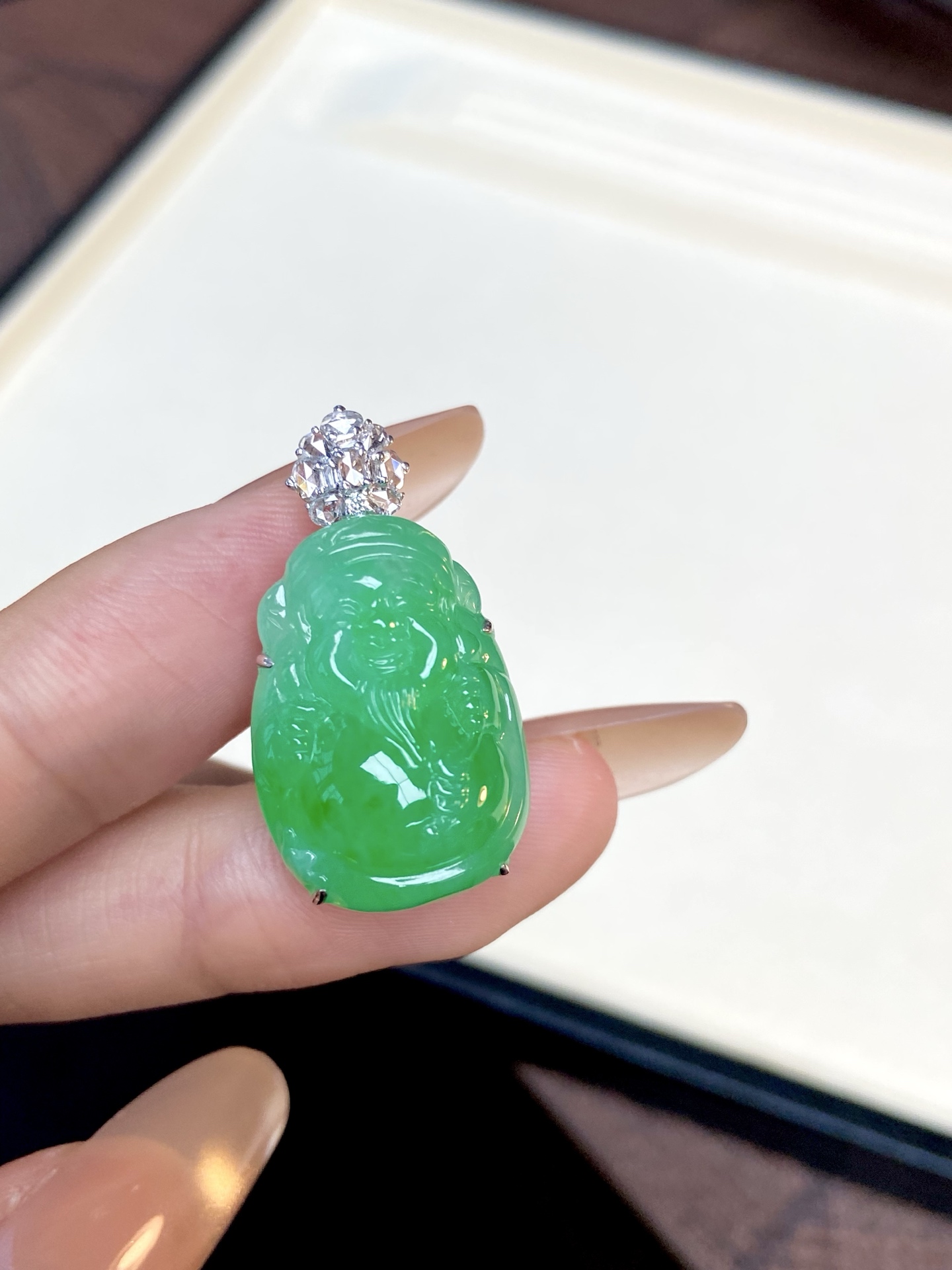 冰种阳绿财神吊坠，绿得鲜活又透亮，自带“招财进宝”的氛围感，越戴越有韵味：30.2-16.2-12.3，裸石：23.3-16.2-8mm，无裂