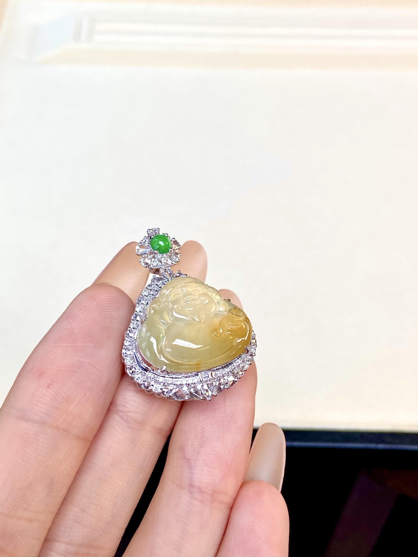 冰种黄翡财神吊坠，丰盈起胶，眉眼含笑藏福韵，满溢财运福气，垂坠颈间衬肤显贵气：33-23.6-11.7，裸石：16.5-20-3.4mm，无裂