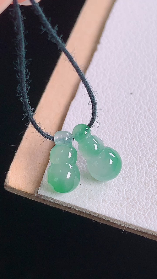 冰飘绿葫芦，无裂，尺寸:9.8-4.8mm