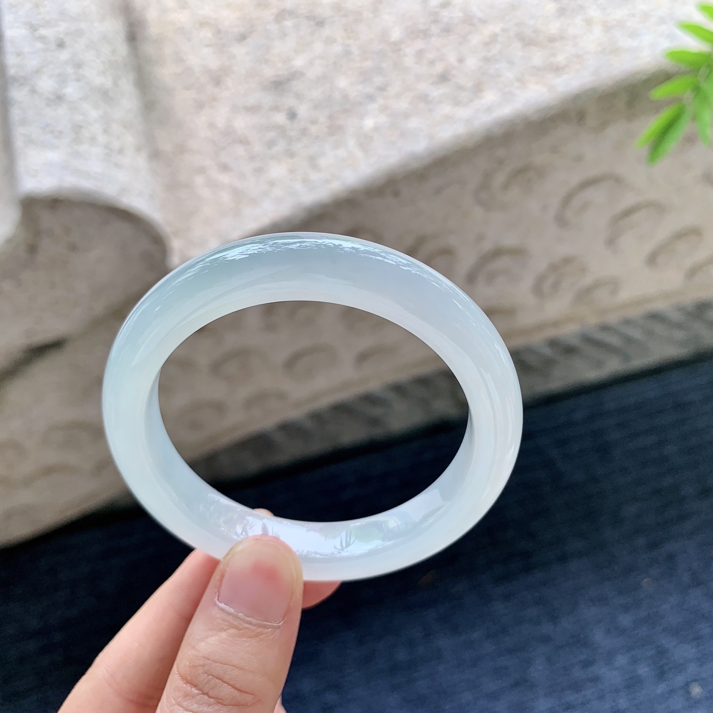 正圈52 53【圈口】53/10/8.5【编码】T1072619【描述】糯冰底色，水润，种老，细腻，无裂