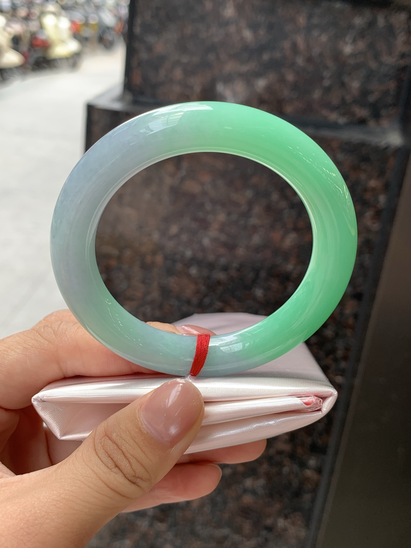 春彩圆条 53.3-10.5-10.3 0725-N1252 打灯纹裂，底妆水润，淡淡紫底凝霜，翠落镯间，底色晕染柔润淡紫，雾面紫韵含蓄温婉，果阳绿底色顺势晕开，鲜活明艳，紫绿撞色浑然天成。