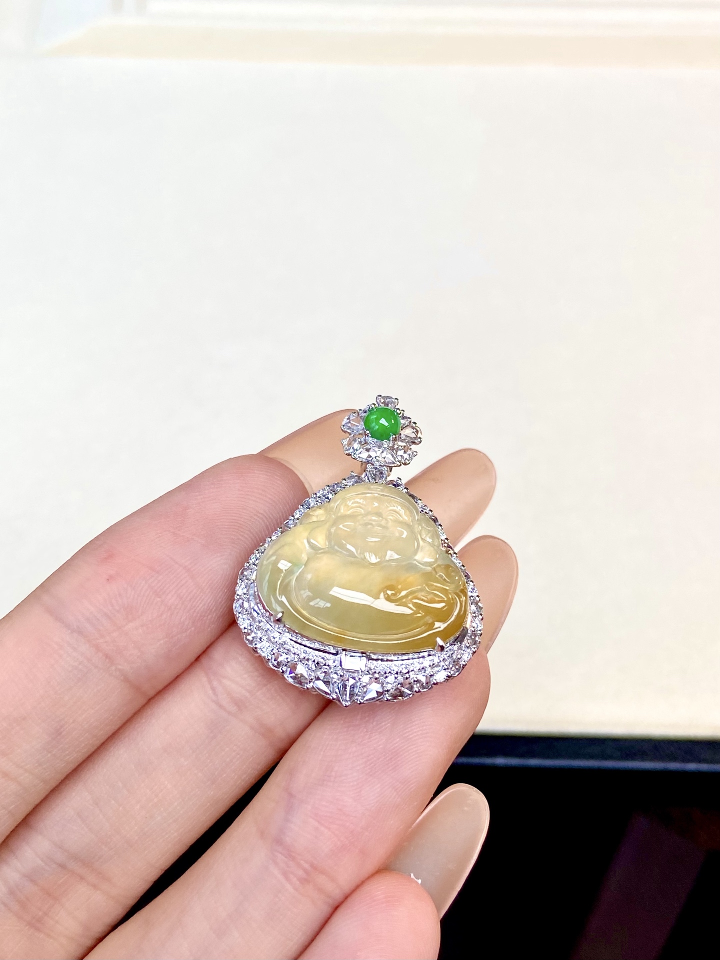 冰种黄翡财神吊坠，丰盈起胶，眉眼含笑藏福韵，满溢财运福气，垂坠颈间衬肤显贵气：33-23.6-11.