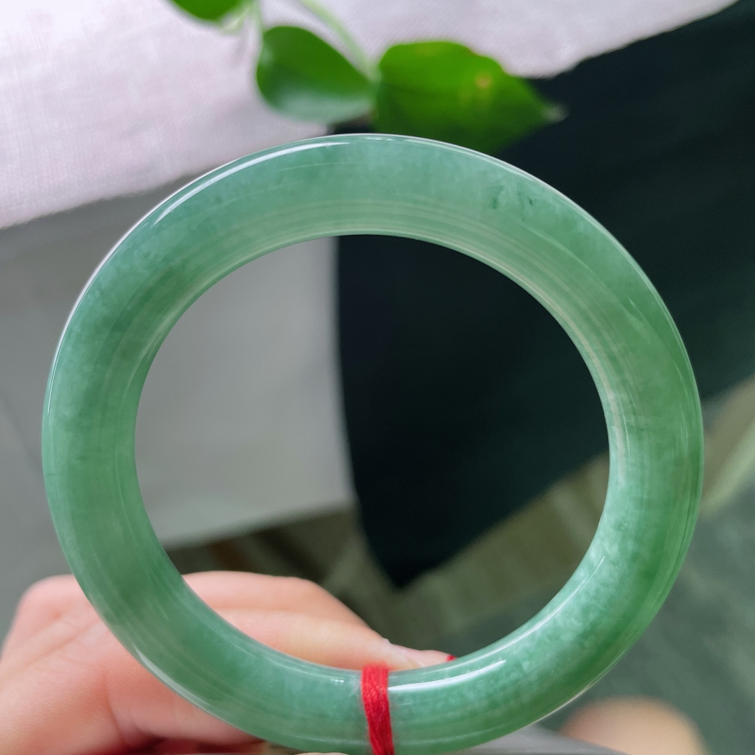53.2/9.8，豆绿底圆条，水头好，腕间珍藏着一抹岁月的温柔，一点皮纹，56591a