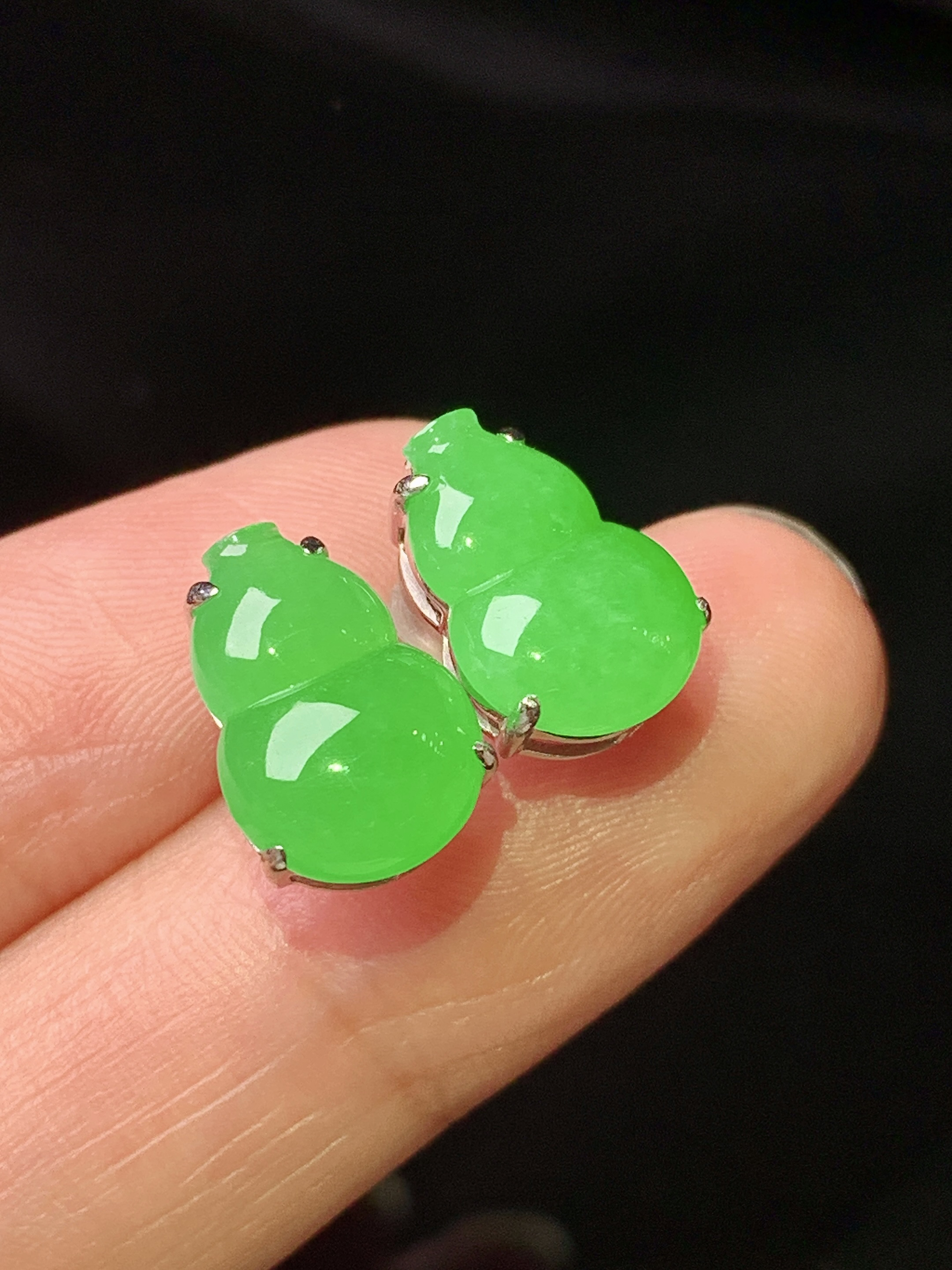 18k金镶嵌阳绿葫芦耳钉 吊坠 玉质细腻 色泽艳丽清新 水润亮眼 整体尺寸12.5*8.8*5.2 z1