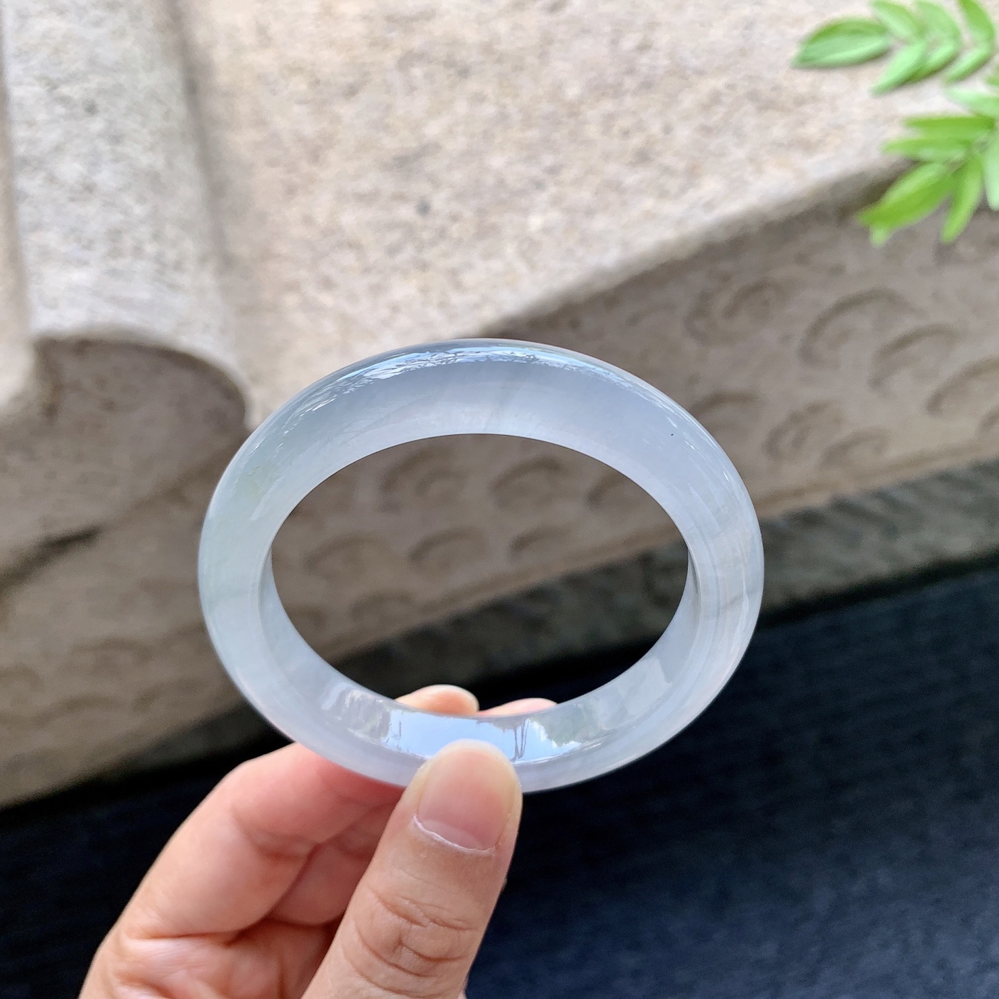 正圈 圈口52/10.5/8 编码DZ072583 描述冰糯飘乌鸡，水润，种老，细腻，有絮线