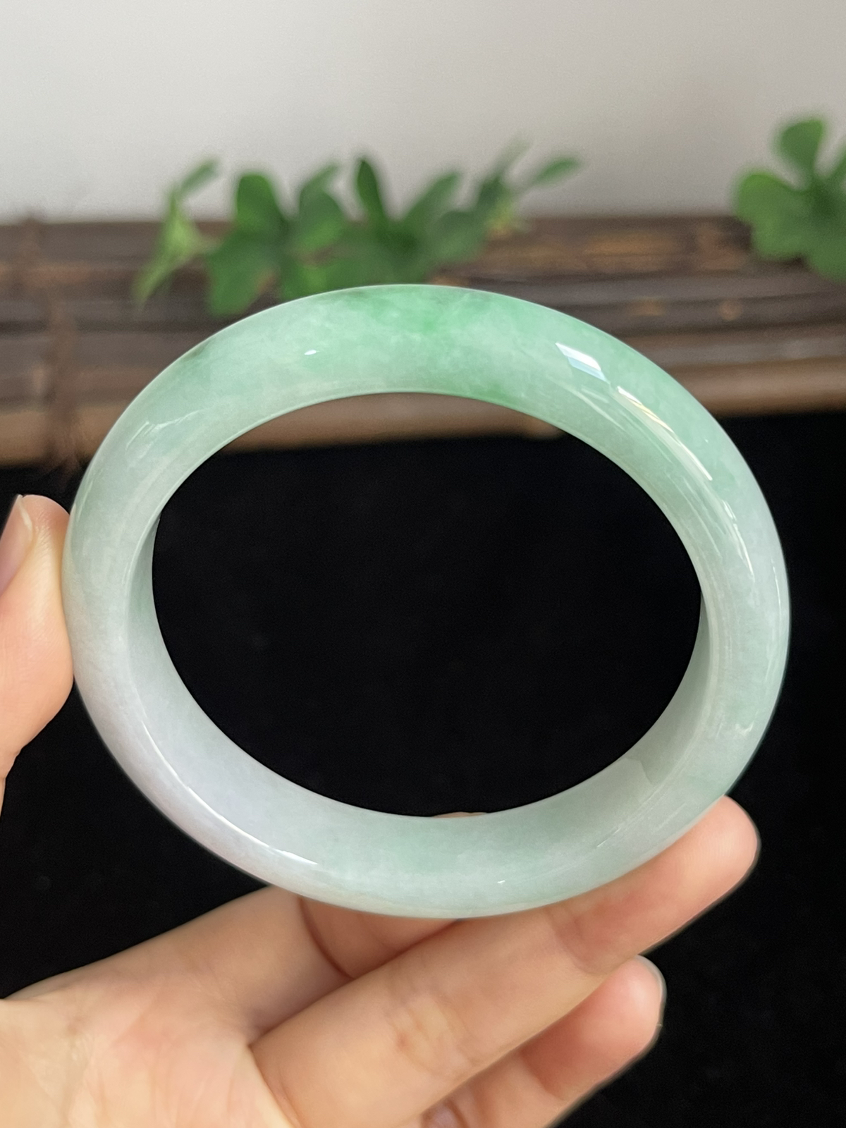 正圈58圈口，翡翠糯化种飘绿手镯
