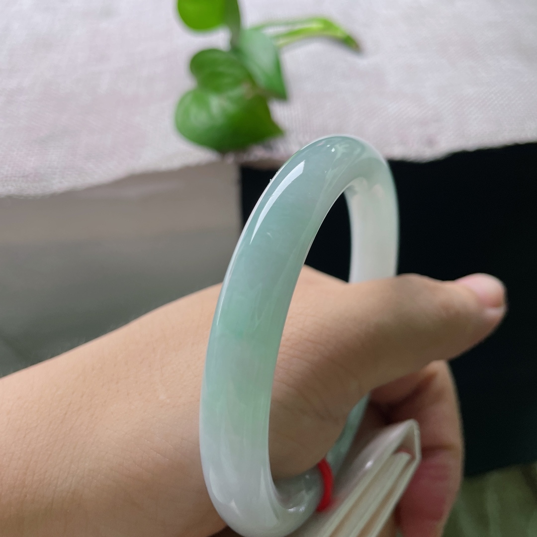 57.6/10.2，绿底正圈，冰润浅晴水美人条玉镯，细条衬腕纤细，清透柔光尽显清雅气质。ss54952a。
